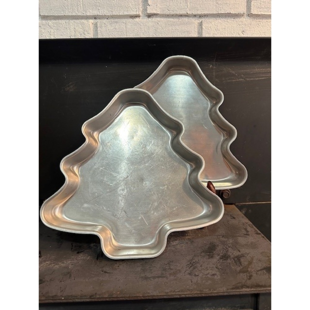 Vintage Mirro Aluminum Christmas Tree Cake Pan Set of 2 Made in USA 1190M